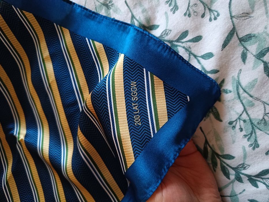 Elegancka jedwabna apaszka