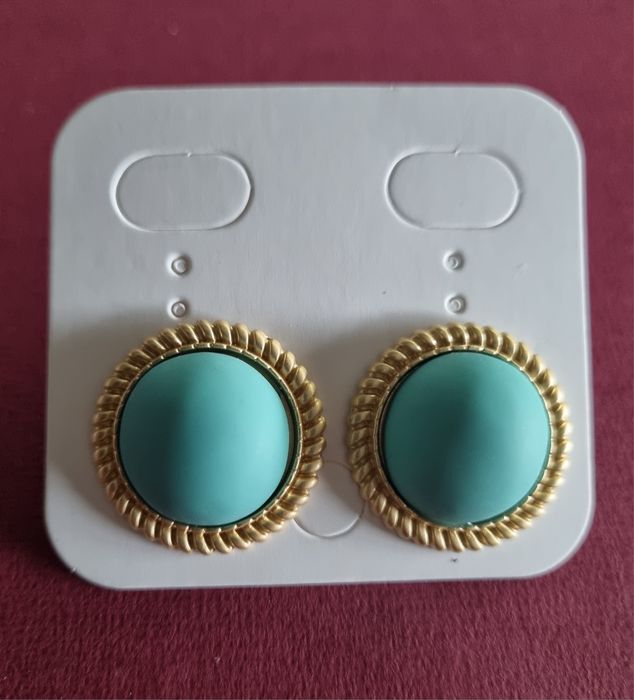 Brincos dourados com meia bola em tons de azul turquesa/verde água.