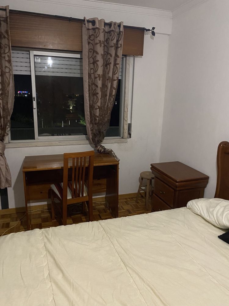 Quarto individual em massama , ambiente familiar e bem arejado…com tv