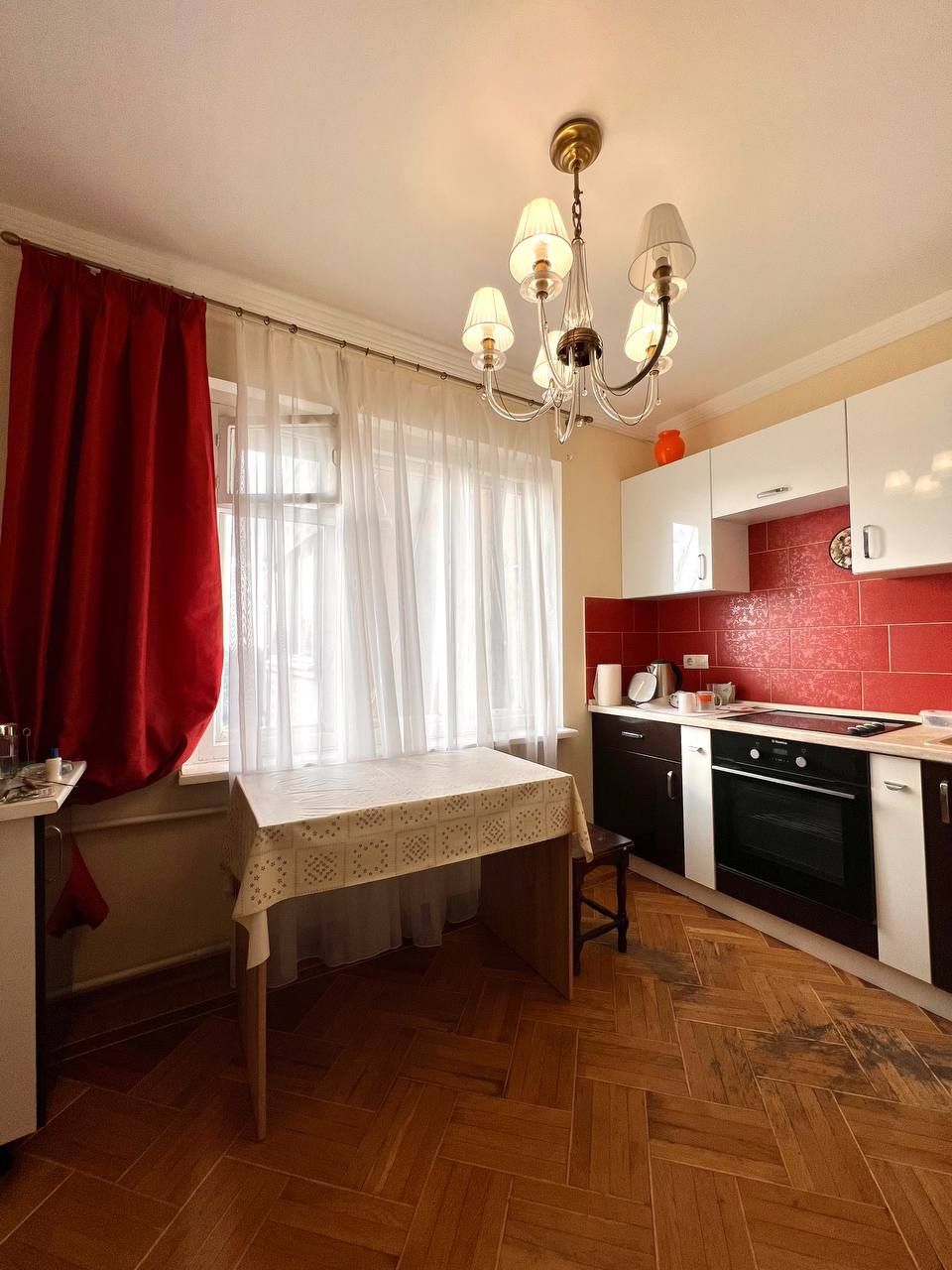 Продам 3 кімнатну квартиру, метро Перемога 1 хвилина!