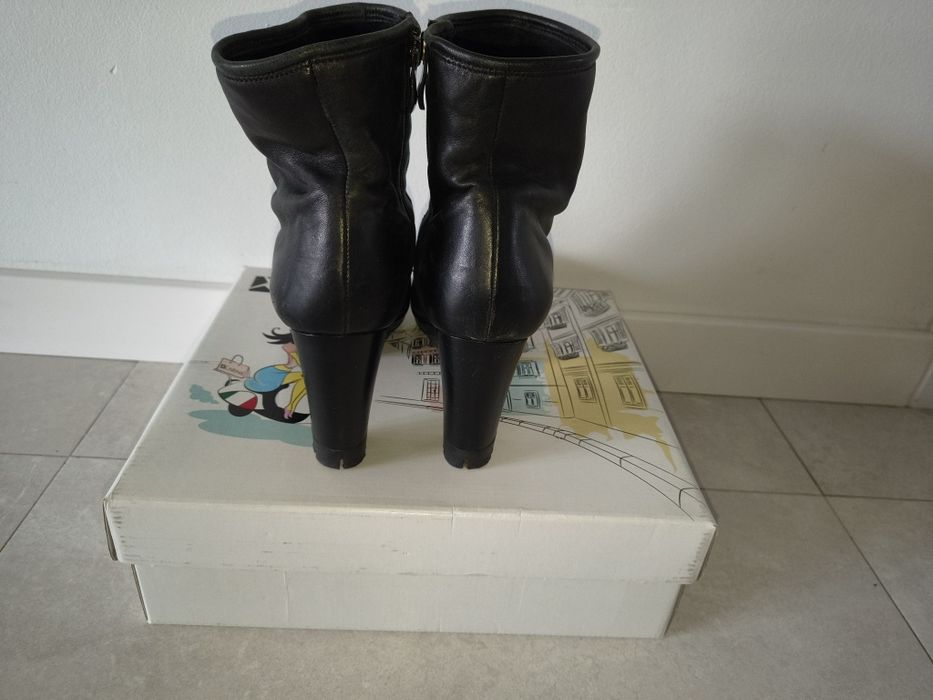 Skórzane botki na obcasie