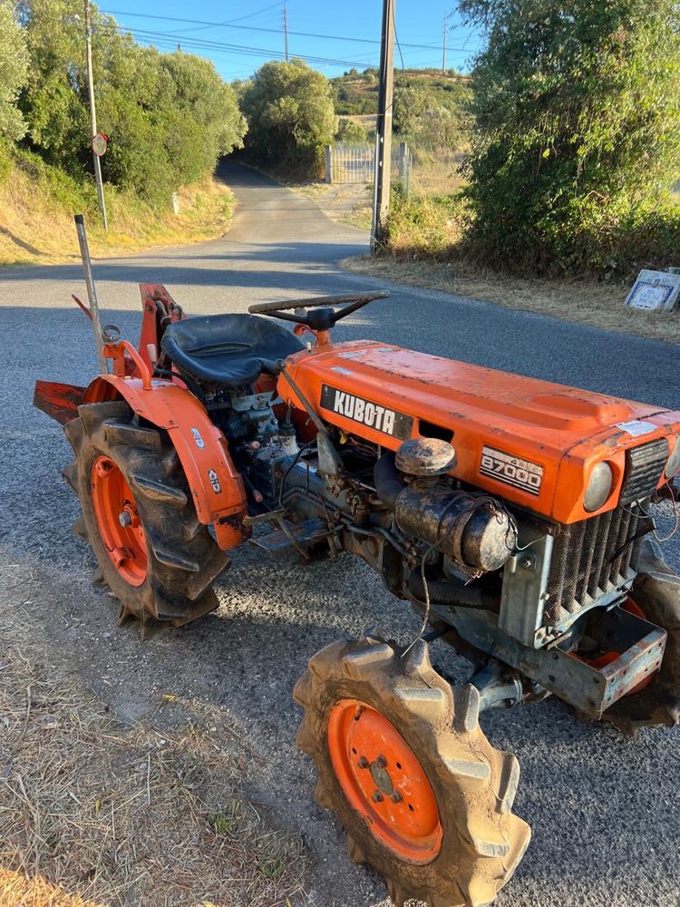 Trator Kubota B7000 4x4