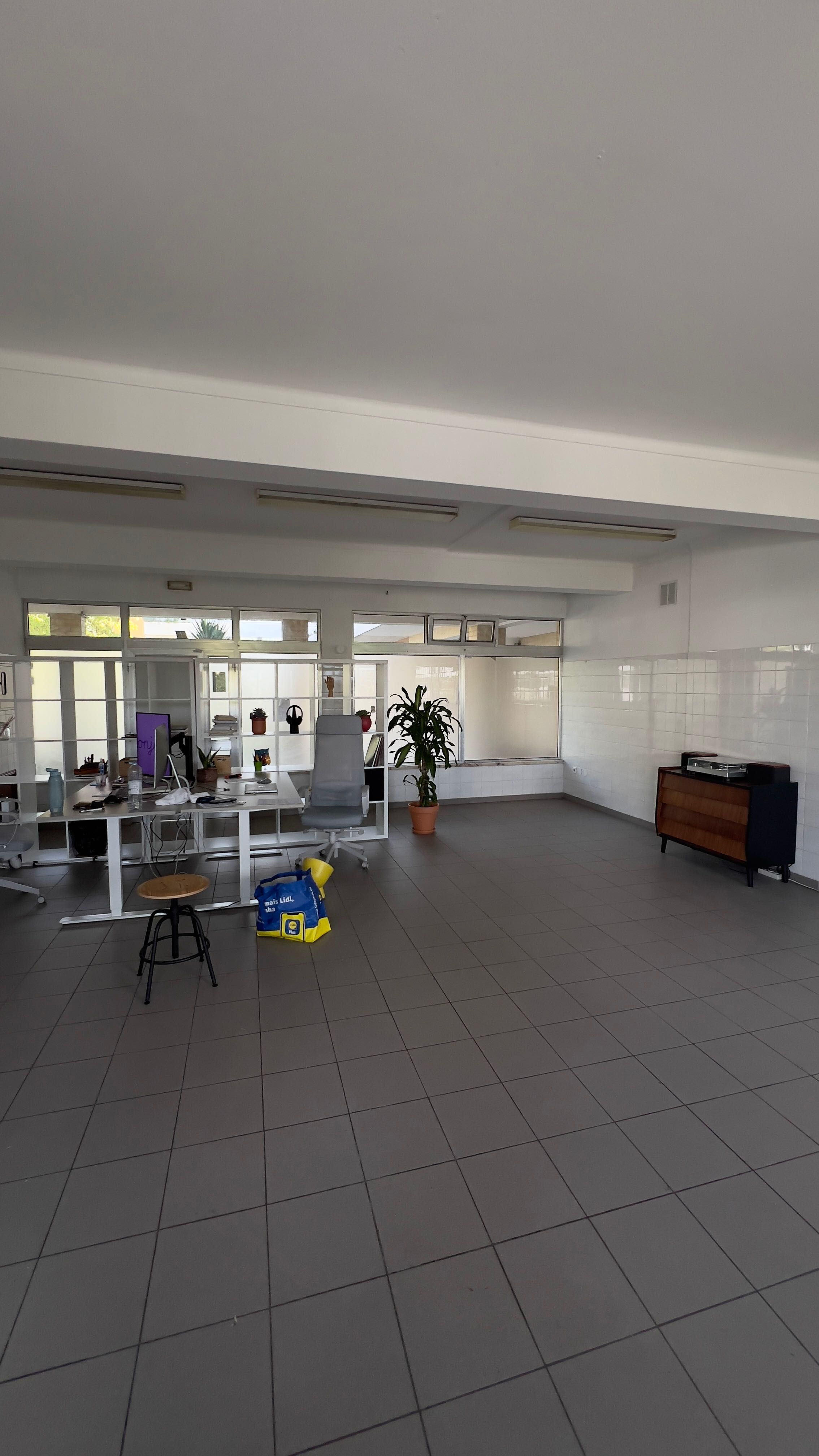 Cadeiras e Secretária Trotten e Markus IKEA como novas.