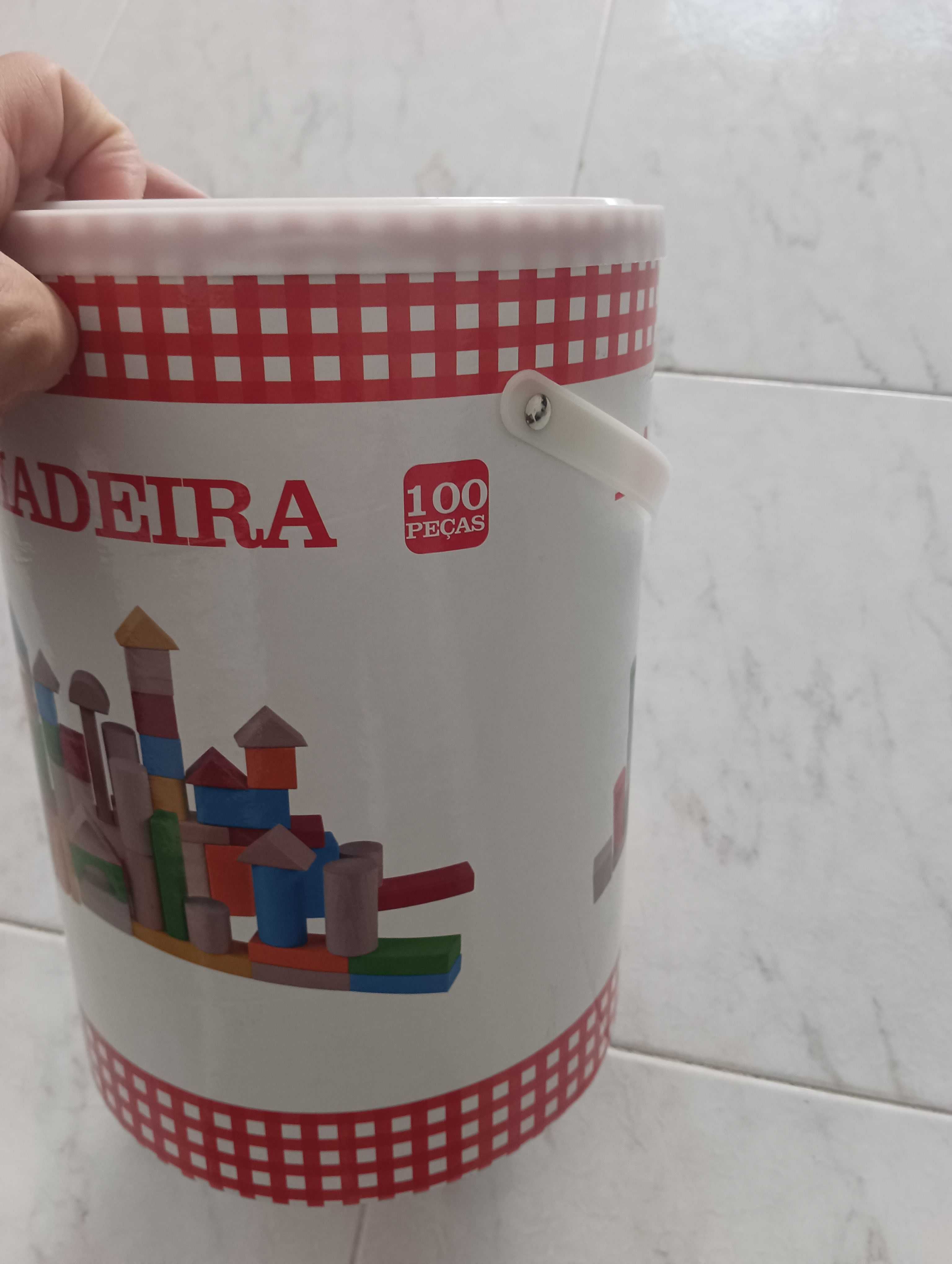 Caixa com 100 peças de madeira