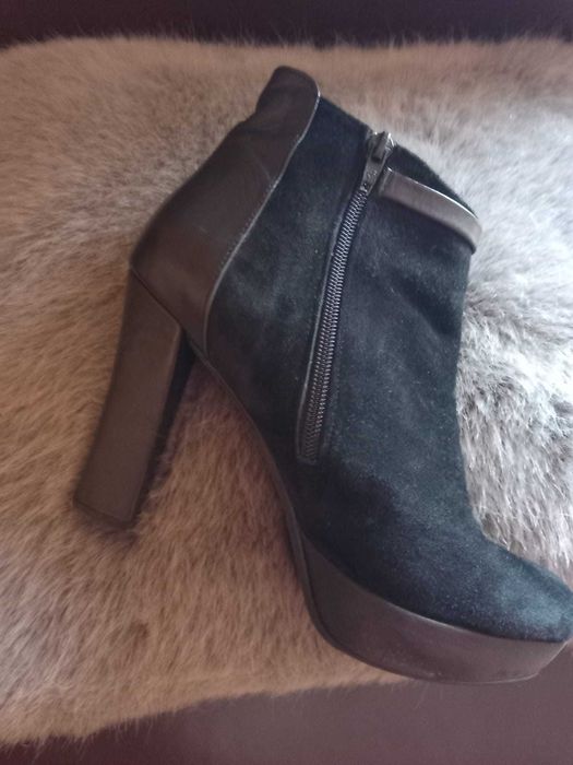 Botas da marca Decénio em pele e camurça Muito bonitas