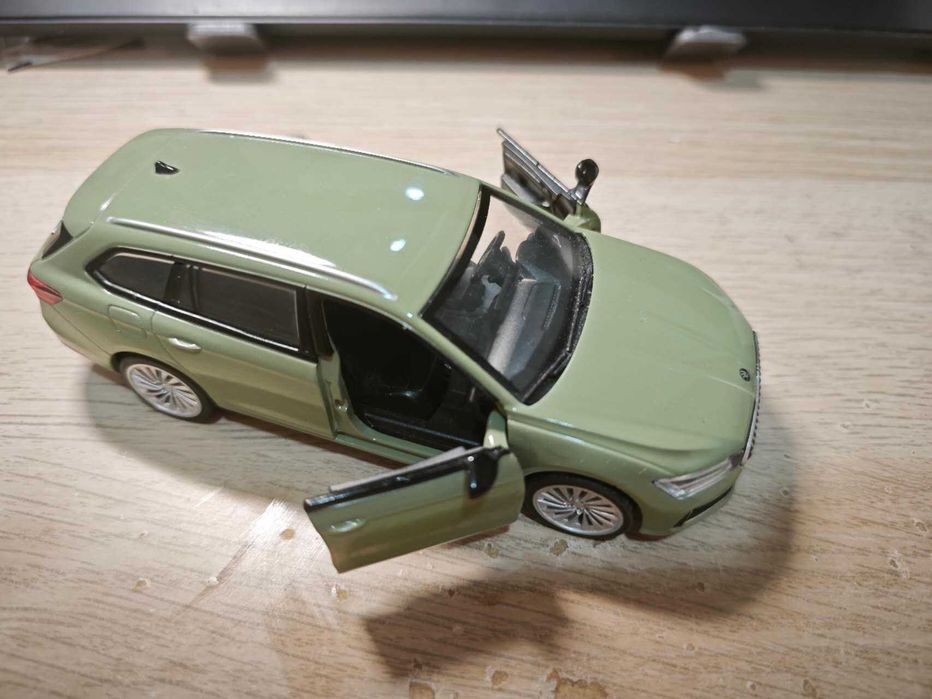 1/35 Skoda Superb miniatura