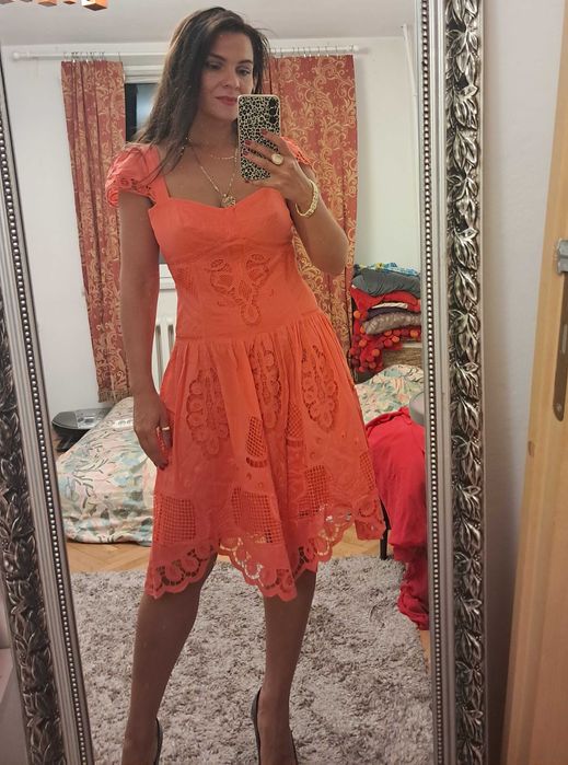 Koralowa haftowana sukienka Karen Millen rozm. L