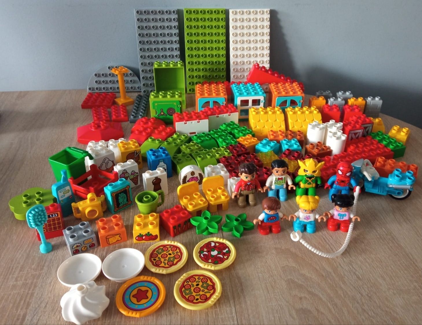 Lego Duplo 118 elementów, figurki (m.in. Spiderman, Electro) płytki