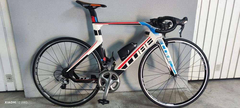 Bicicleta Cube aero ciclismo