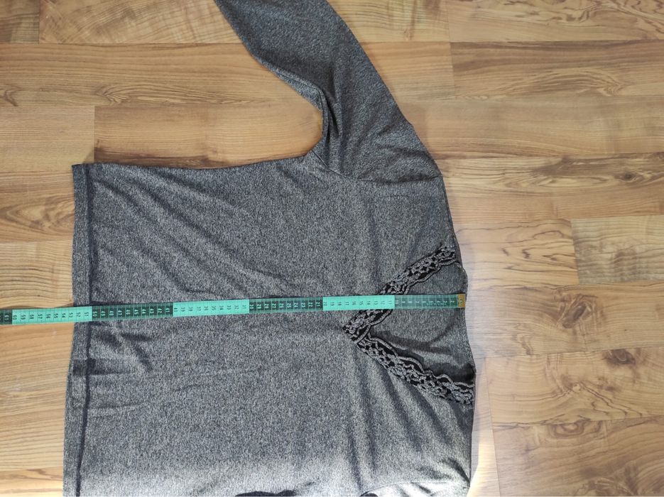 Bluzka szara z ozdobnym dekoltem w serek koronka długi rękaw XL 42