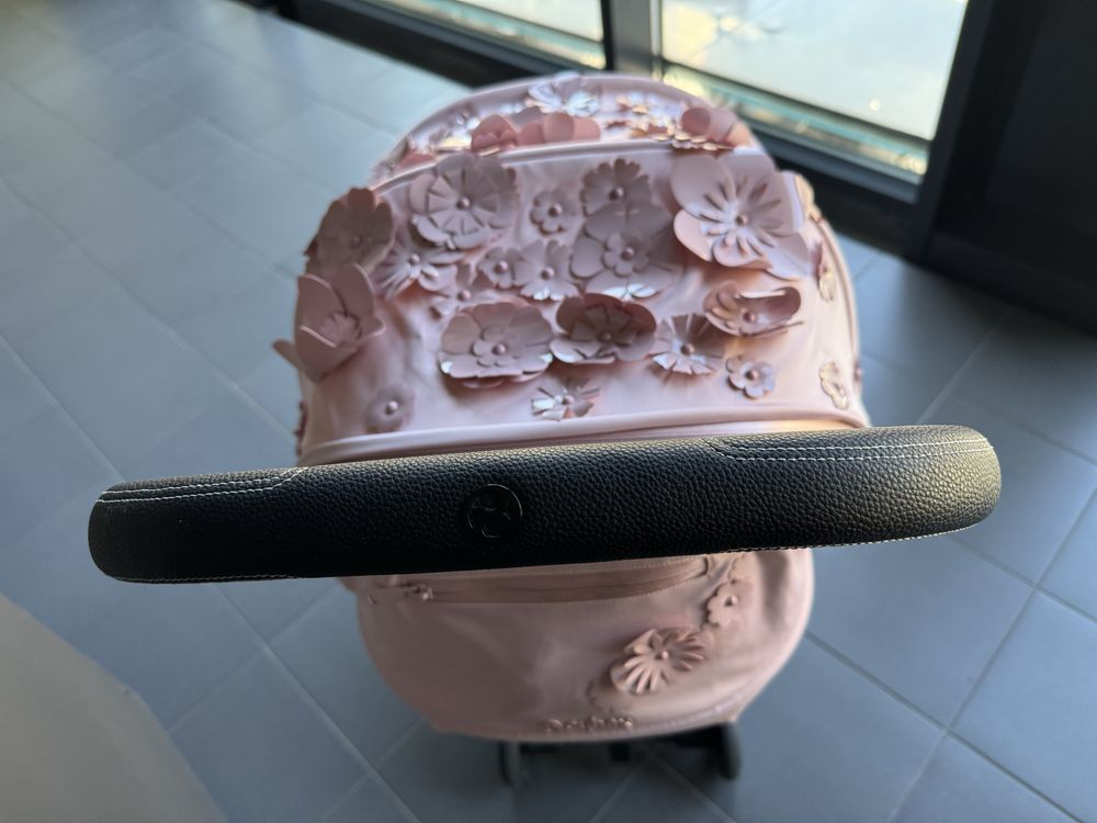 Cybex coya simply flowers pink шасси black matt