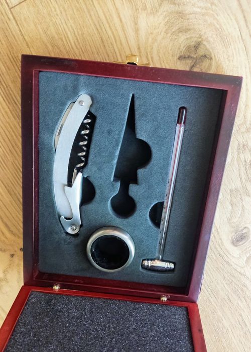 Zestaw do wina w eleganckim pudełku - termometr, korkociąg i pierścień