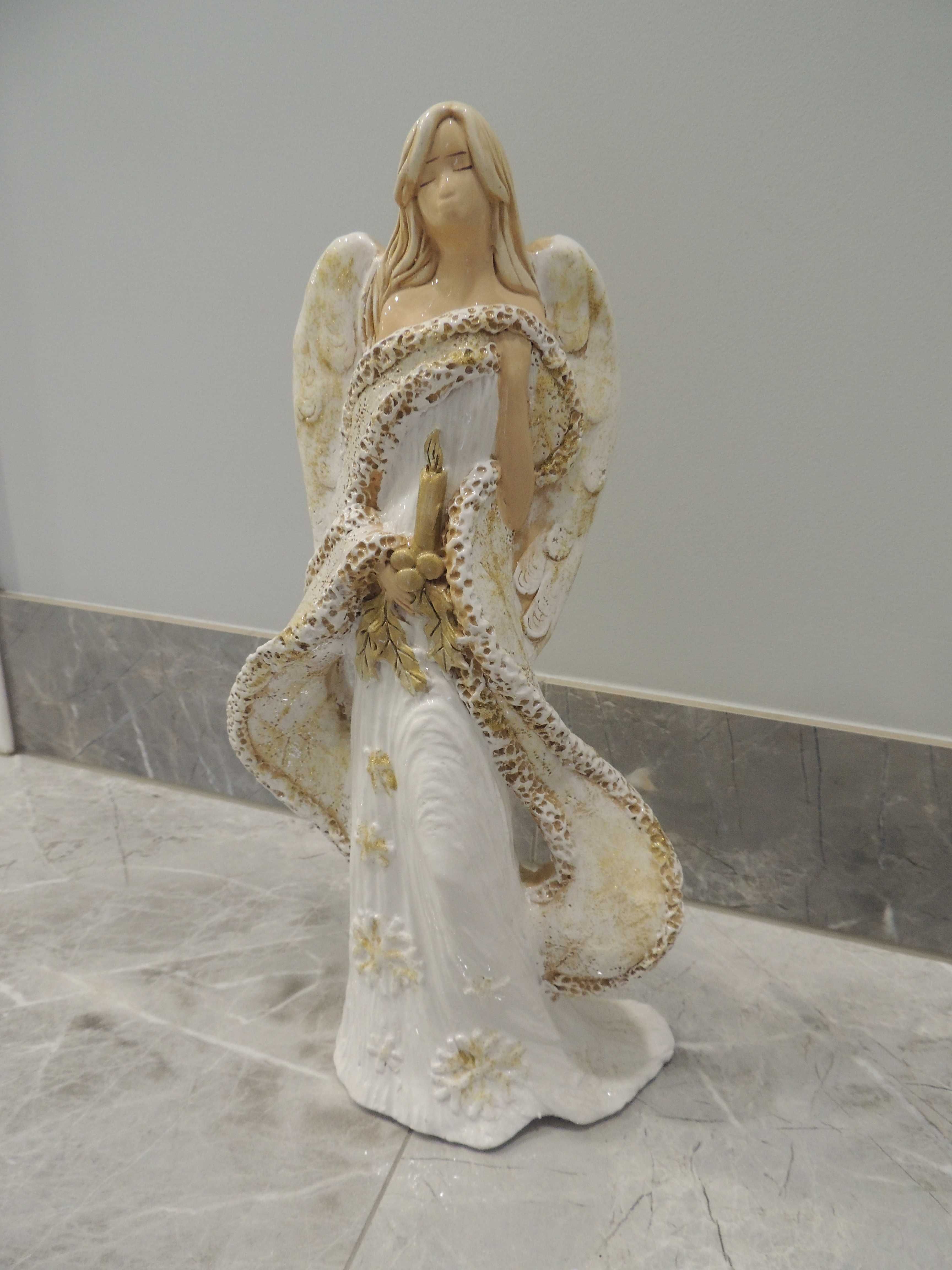 piękna figura anioła anielica ozdobna figurka na stół na komodę