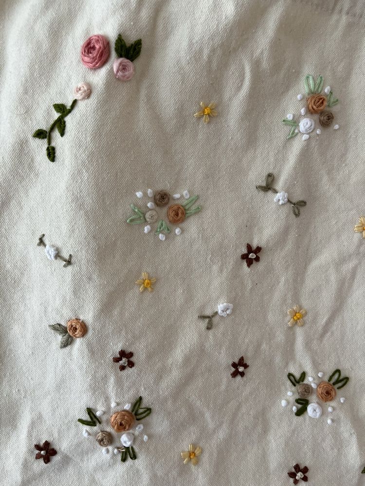 Saco de algodão com flores bordadas à mão