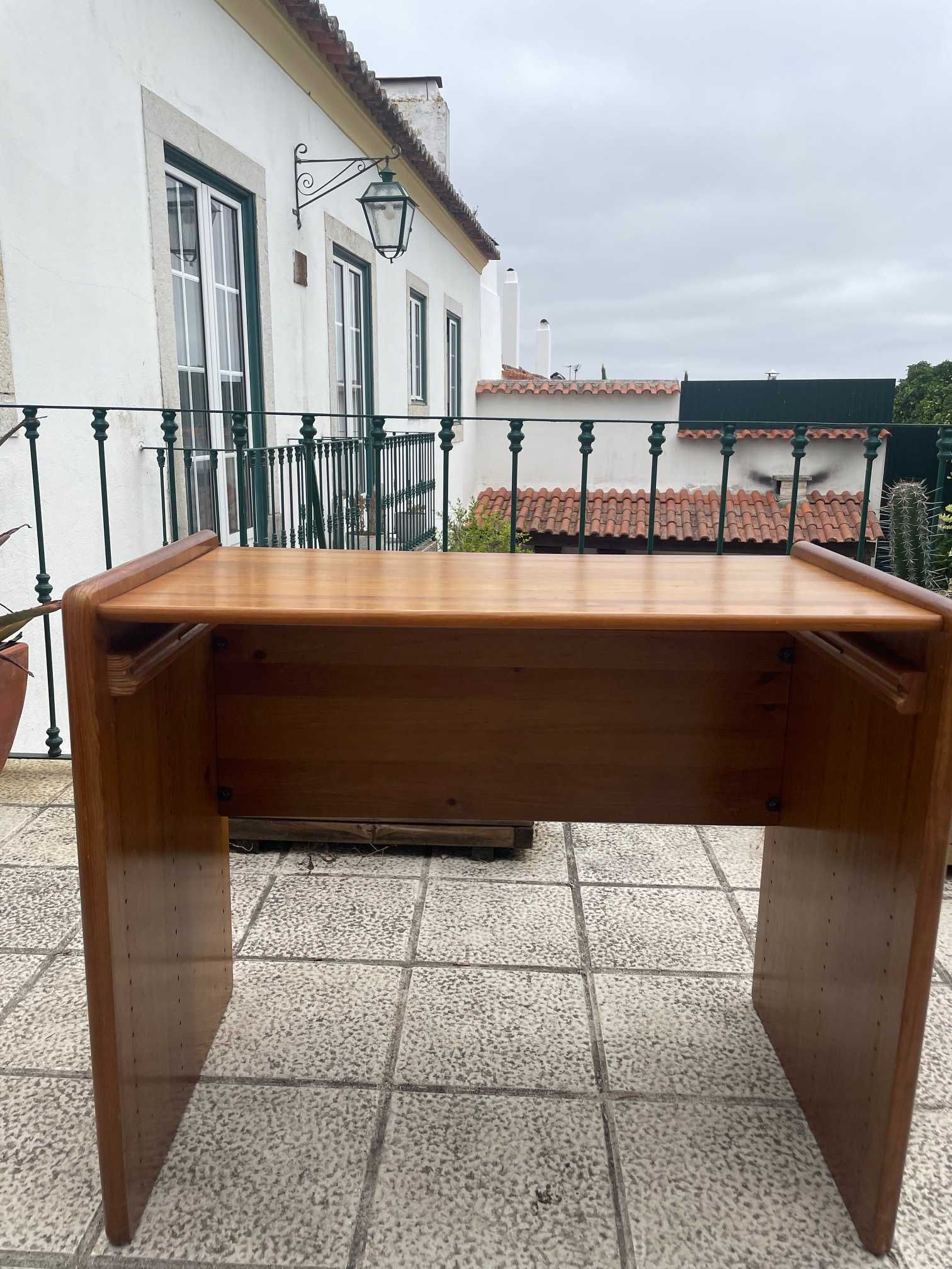Mobília de quarto individual em pinho escuro maciço