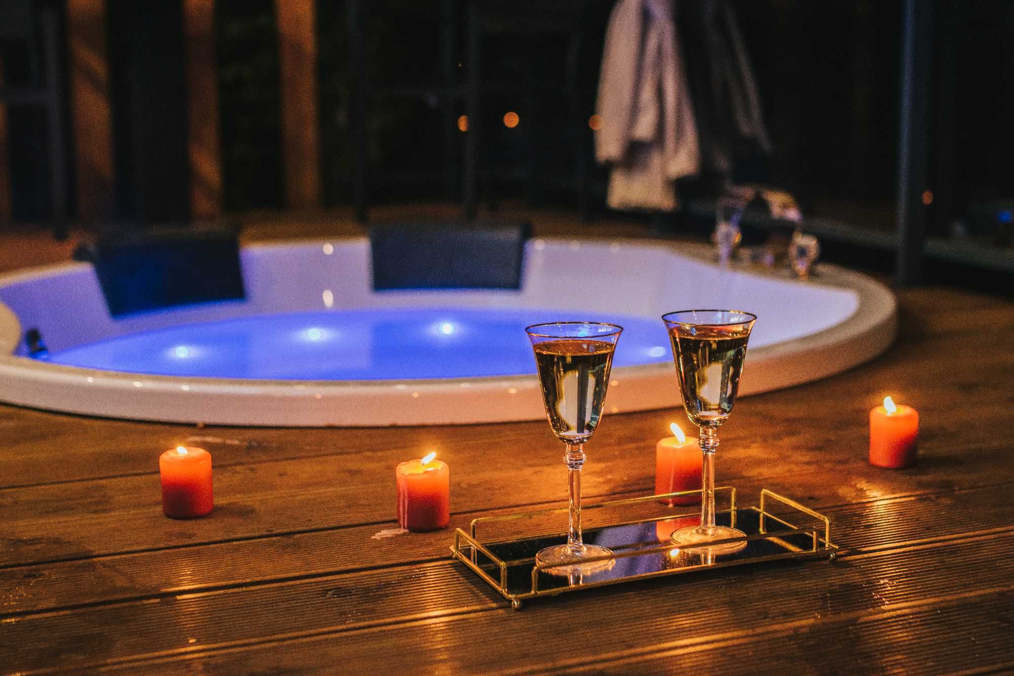 Domek na skale z jacuzzi sauna SPA na wyłączność nad jeziorem majówka