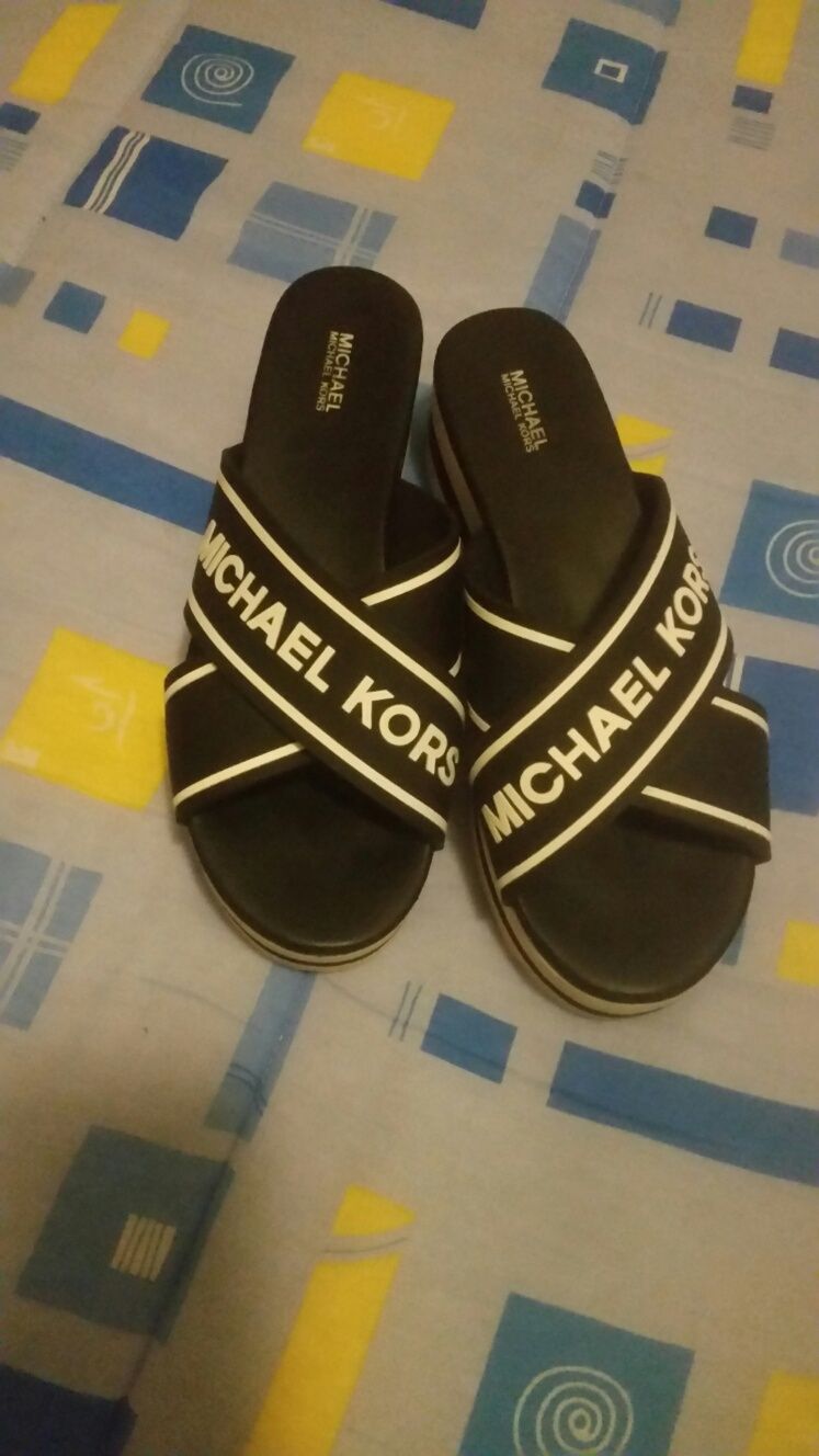 Chinelos Michael Kors