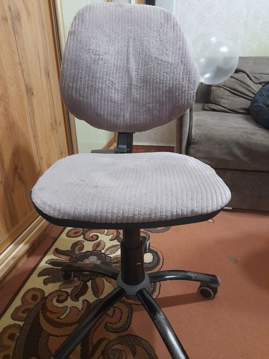 Офисное кресло обтянуто тканью