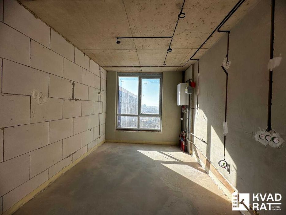 Здана двокімнатна квартира з чорновим ремонтом.