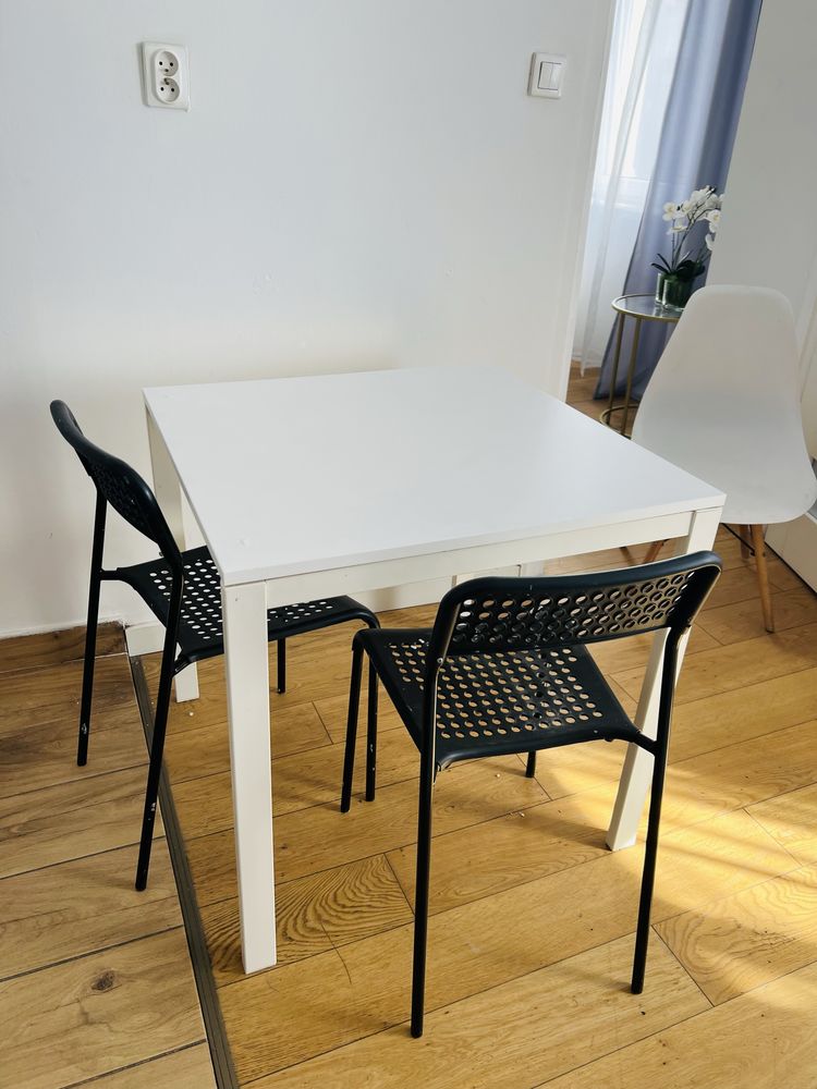Krzesło białe nowoczesne plus stół biały i dwa krzesła czarne ikea