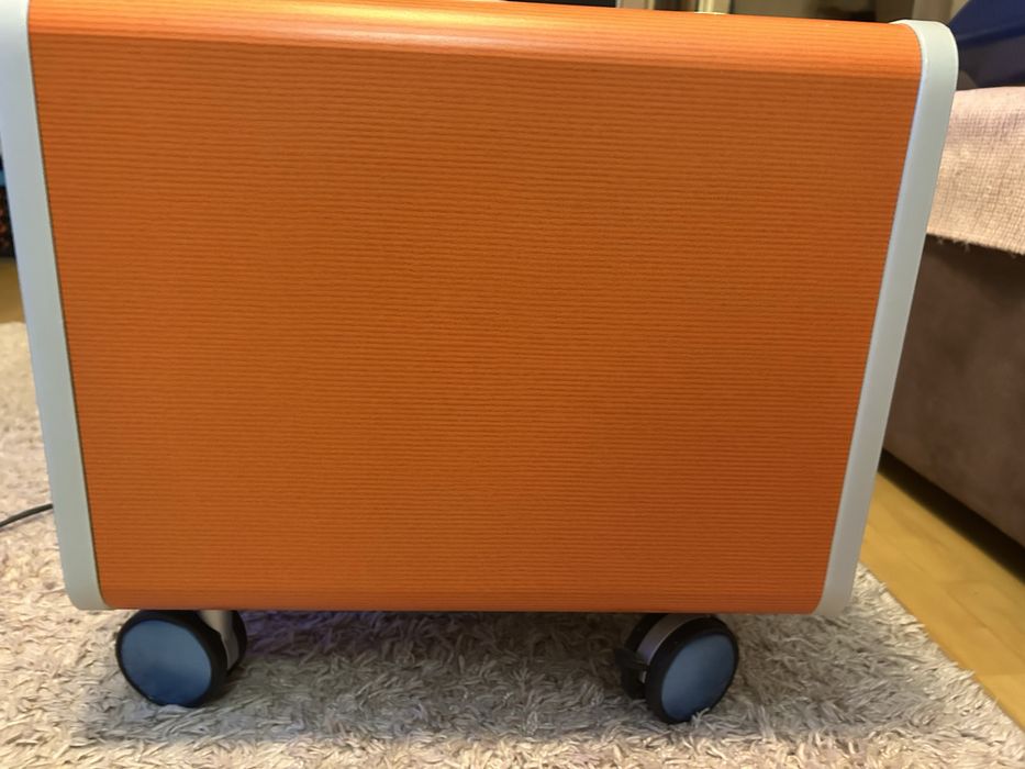 pomarańczowa skrzynka na kółkach na zabawki