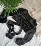 Czarny crop top z długim rękawem shein s 36 satynowy z wiązaniem