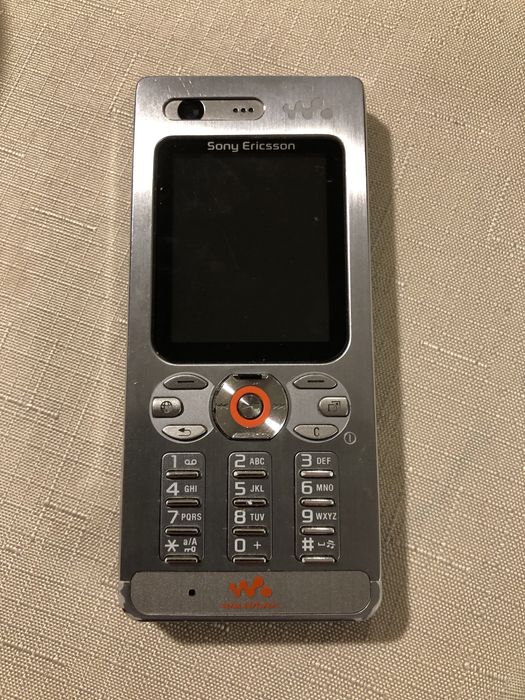 Telemóvel Vintage Sony Ericsson W880i Walkman — 15€