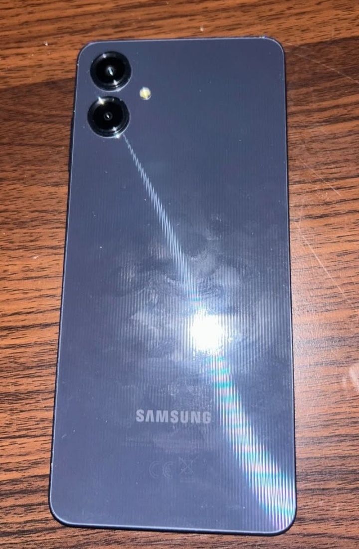 Vendo telemóvel Samsung galaxy A06 (4ram e 64GB) dual sim tem carregad