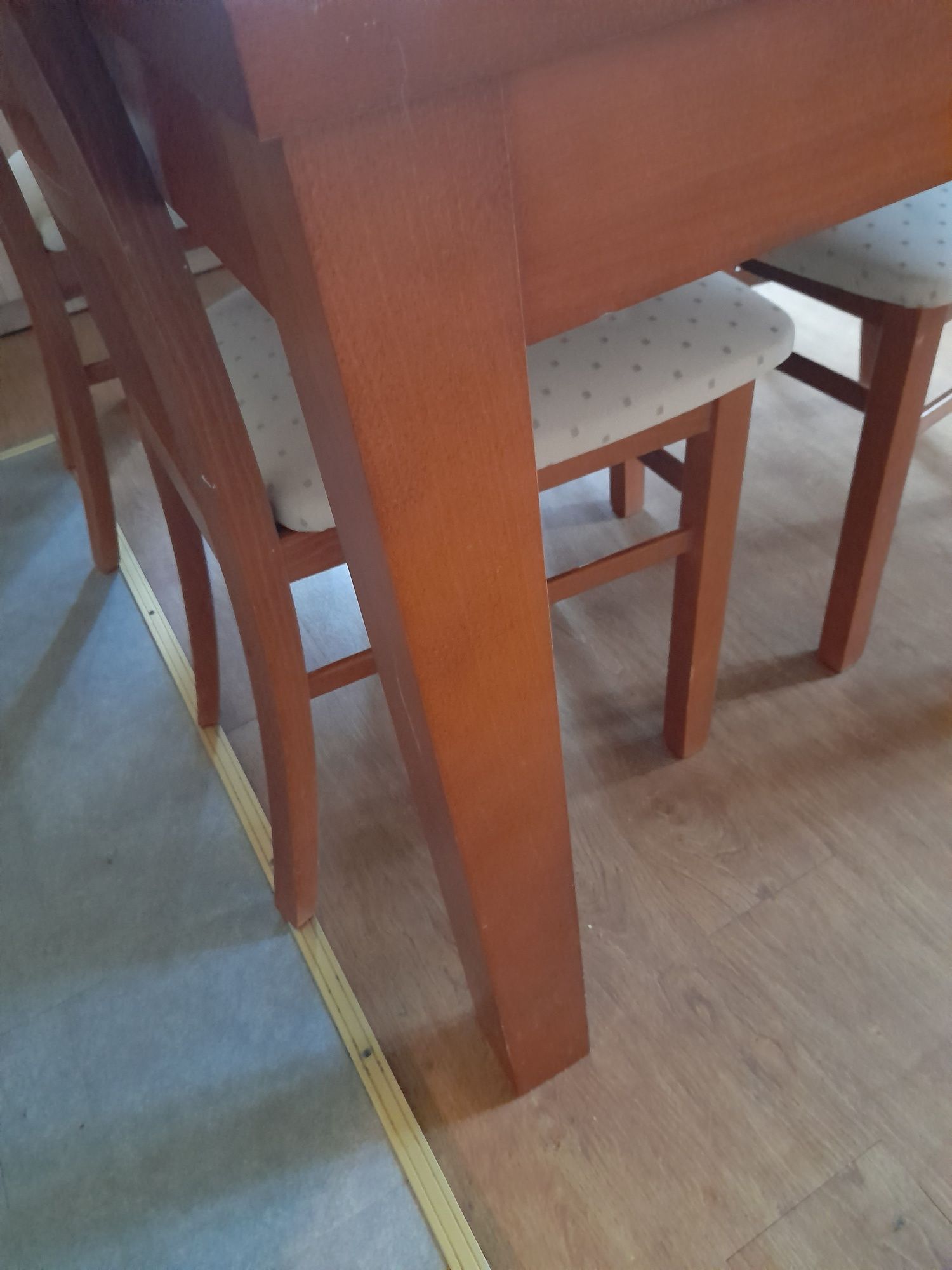 Stół rozkładany + 4 krzesła BRW