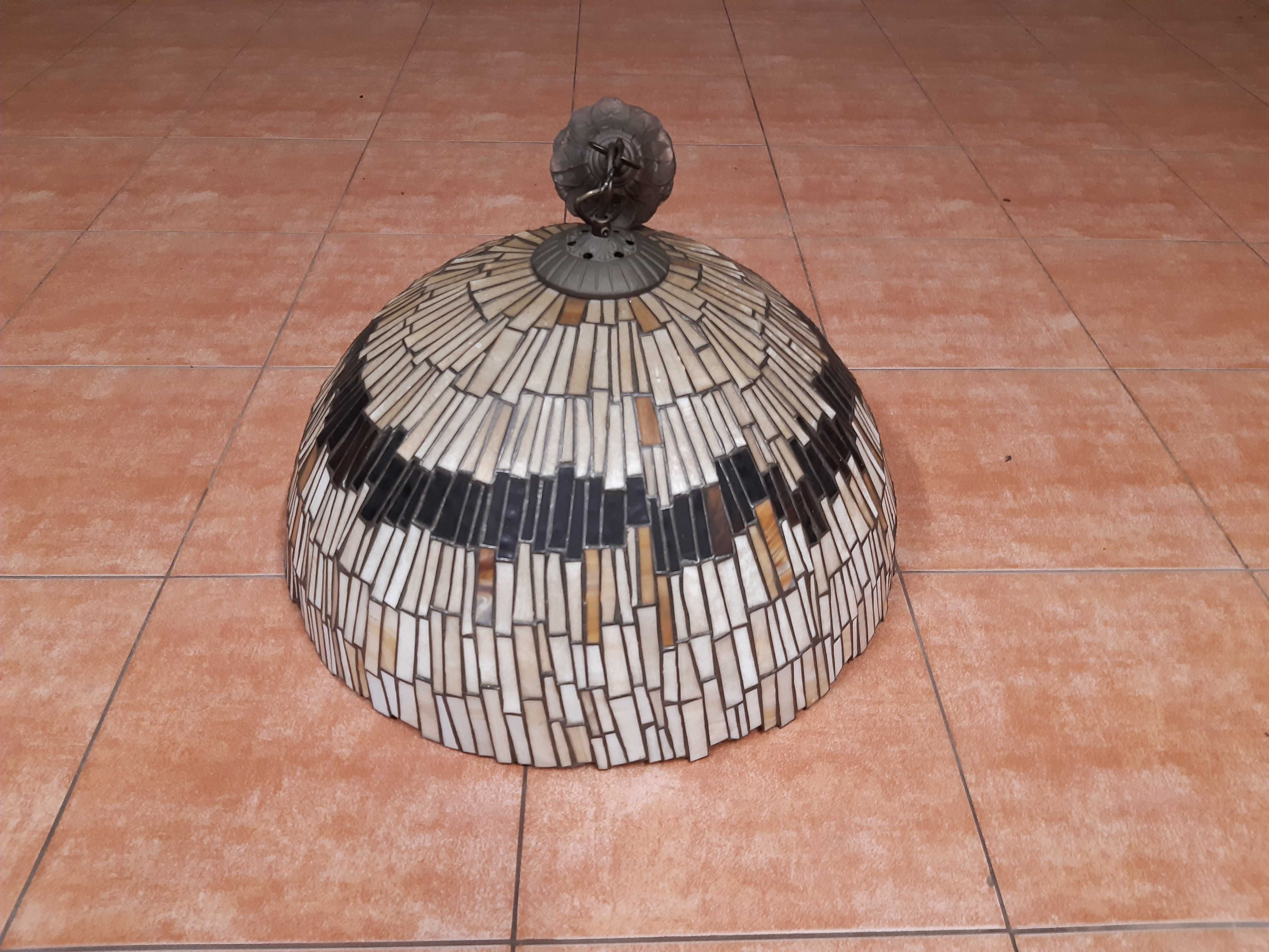 Lampa ręcznie robiona z witraży