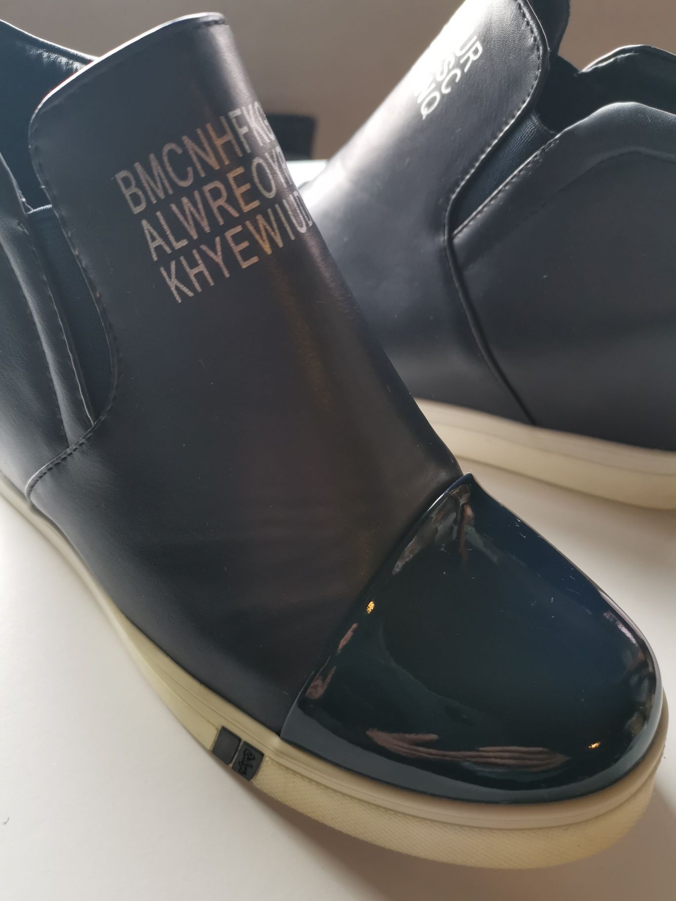 Sneakersy na koturnie granatowe