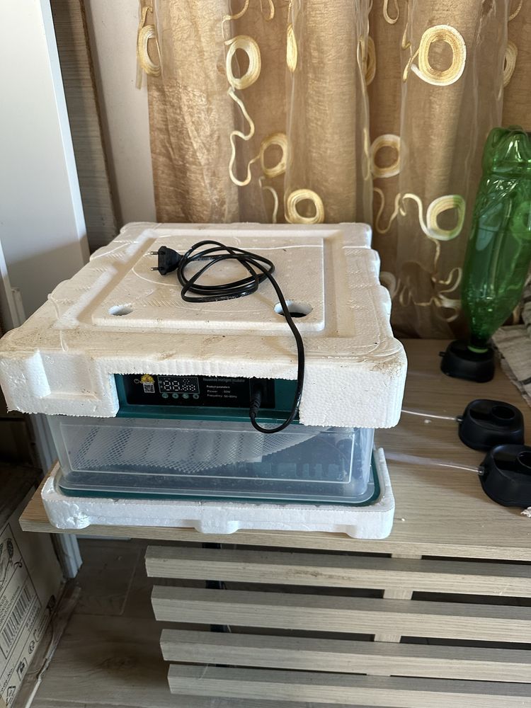 Chocadeira automática 36 ovos de galinha / 90 coderniz