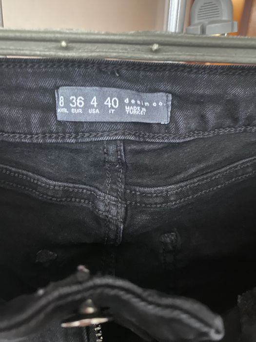 Джинсові штани. Рвані, чорного кольору.