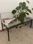 Mesa de vidro e metal