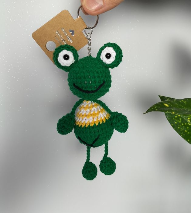 Brelok żabka, żółty dodatek, brelok szydełkowy