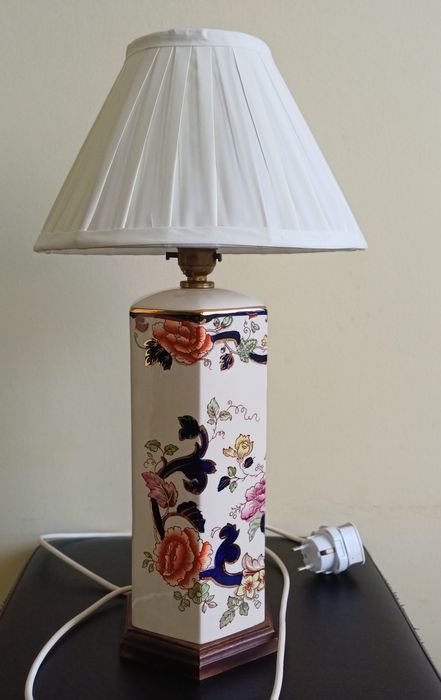 Lampa orientalna porcelanowa wykonana w japońskim stylu Imari