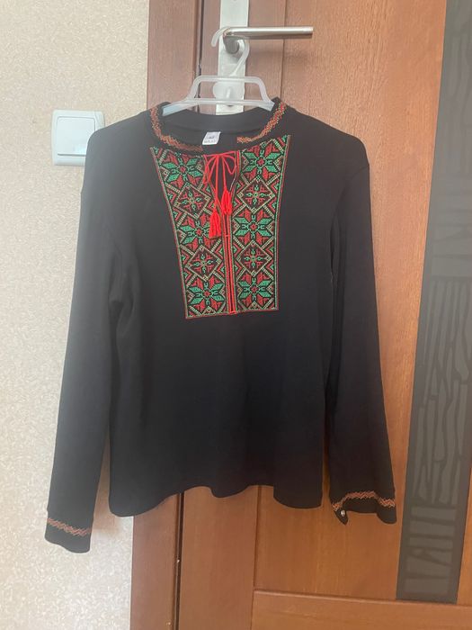 Продам вишиванку на хлопчика 10-11 років