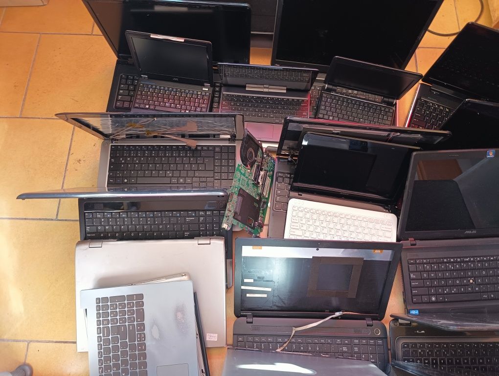 Laptopy złom komputerowy