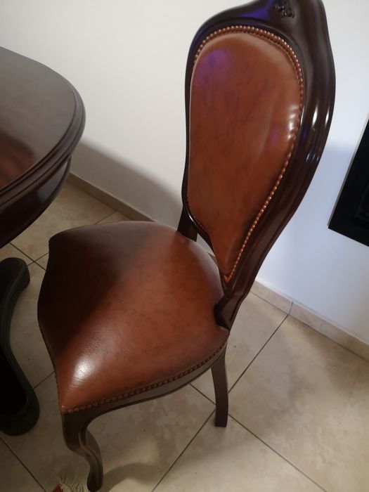 Vendo mesa de sala totalmente em mogno.. Sem Marca de uso.. Como nova.