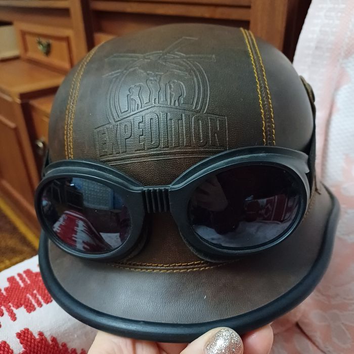 Шолом Хер-майор на мотоцикл