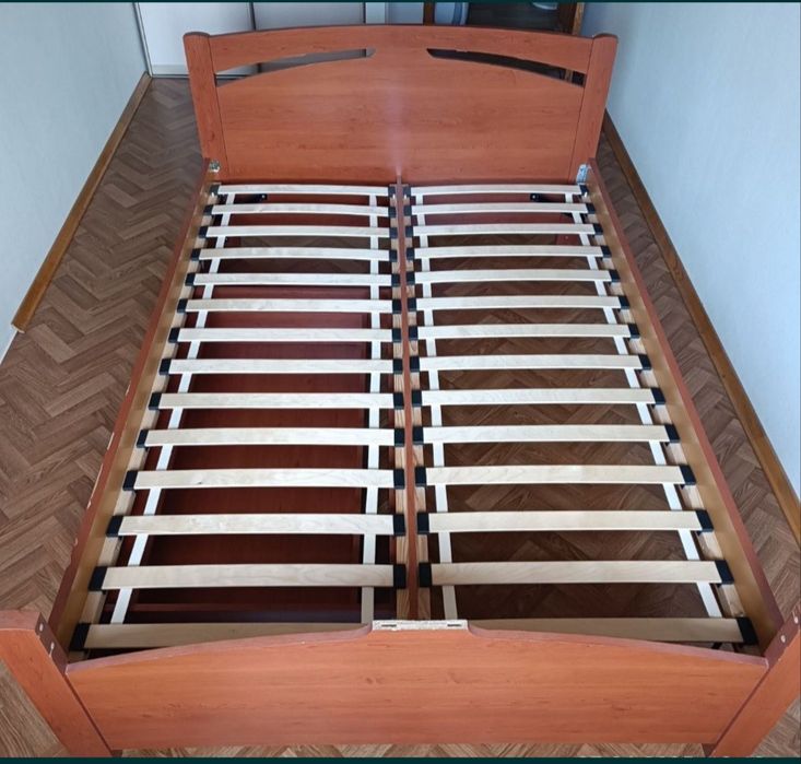 Дерев'яне ліжко.