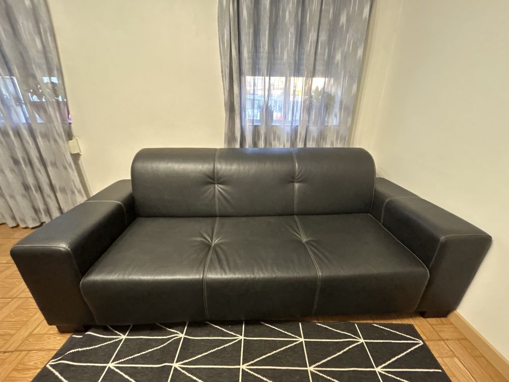 Sofa preto em pele preto