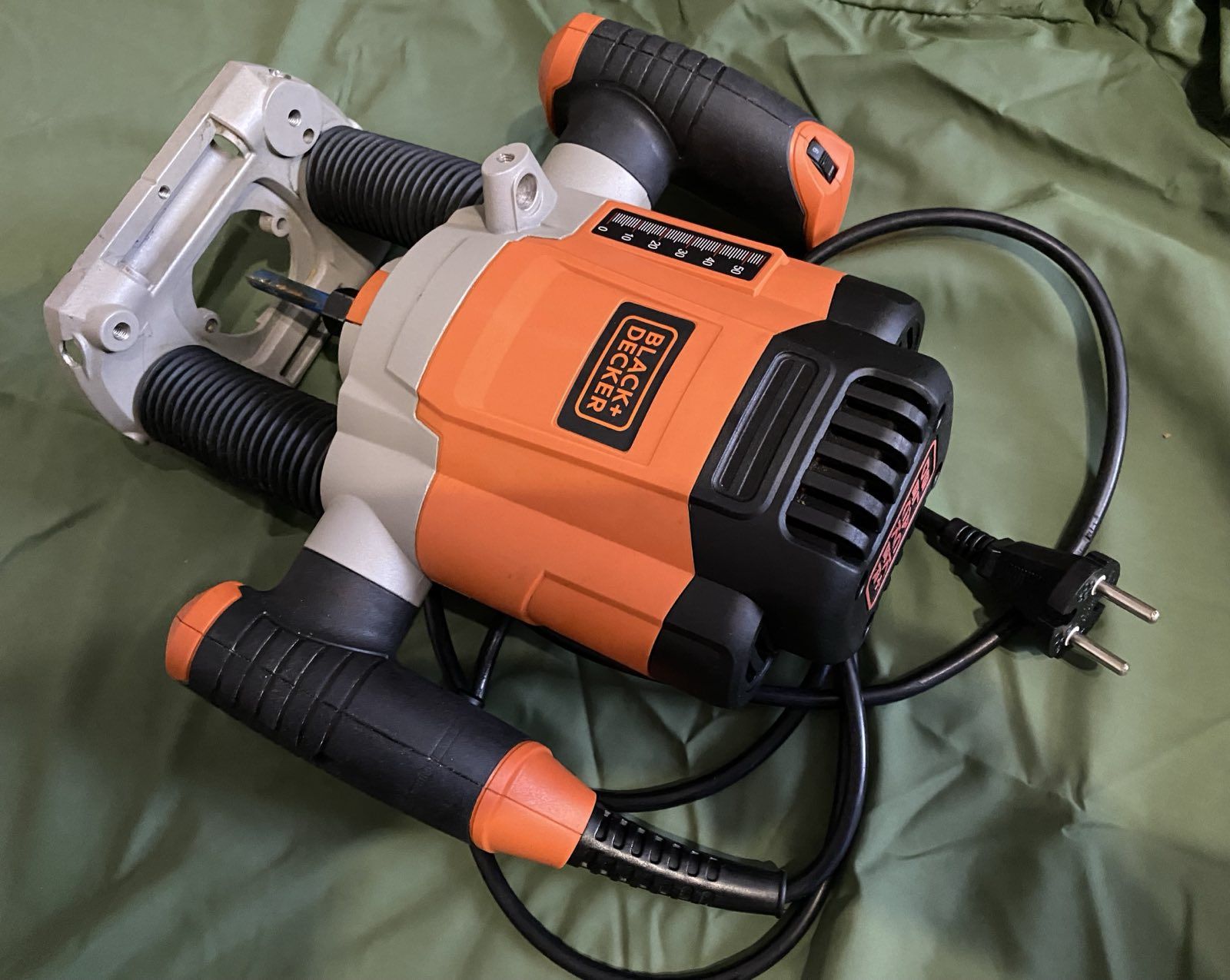 Фрезер Black+Decker KW-1200E по дереву