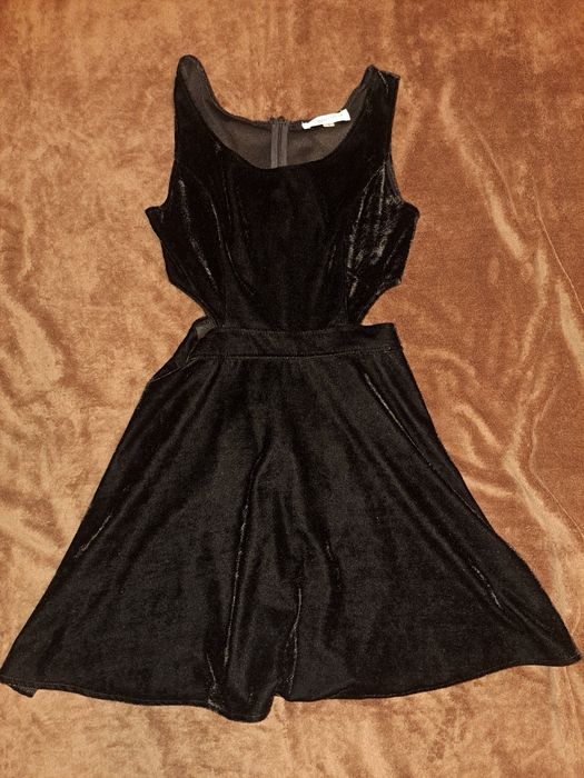 Czarna krótka welurowa sukienka z wycięciami