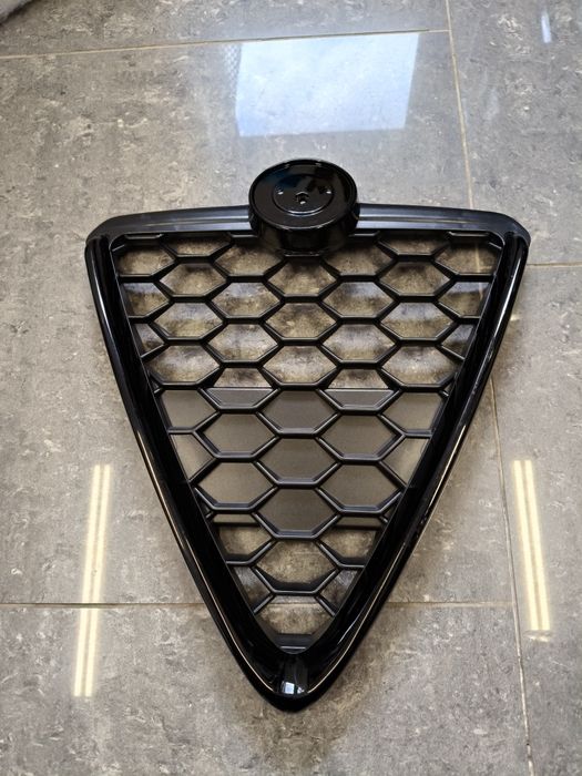 Grill Atrapa Scudetto Krata zderzaka Alfa Romeo Giulietta 10-16