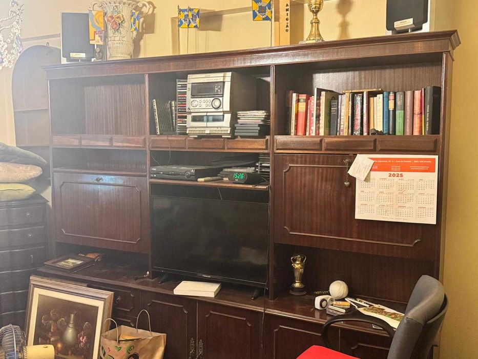 Estante em madeira maciça