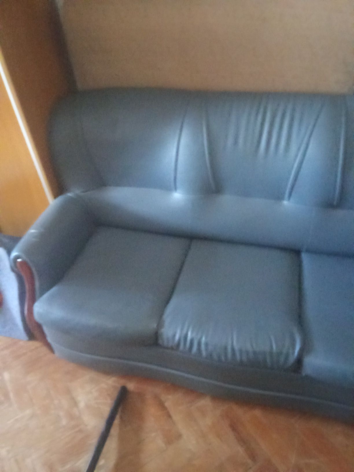 Sofá em pele azul com cama