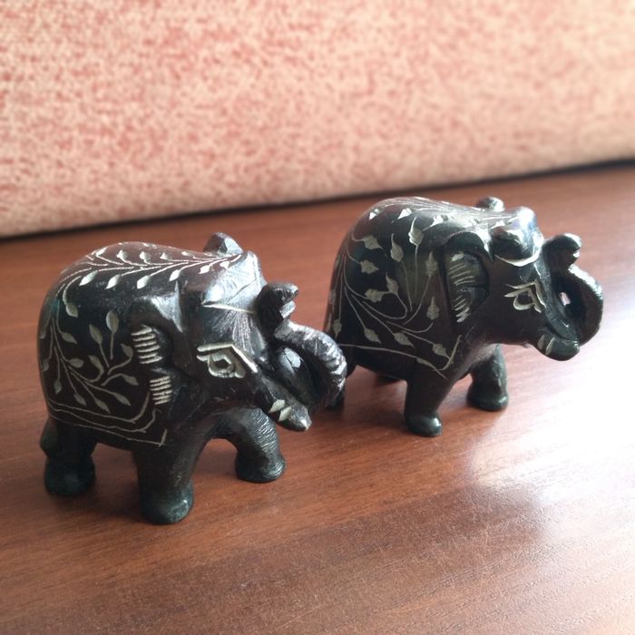 2 słonie z kamienia