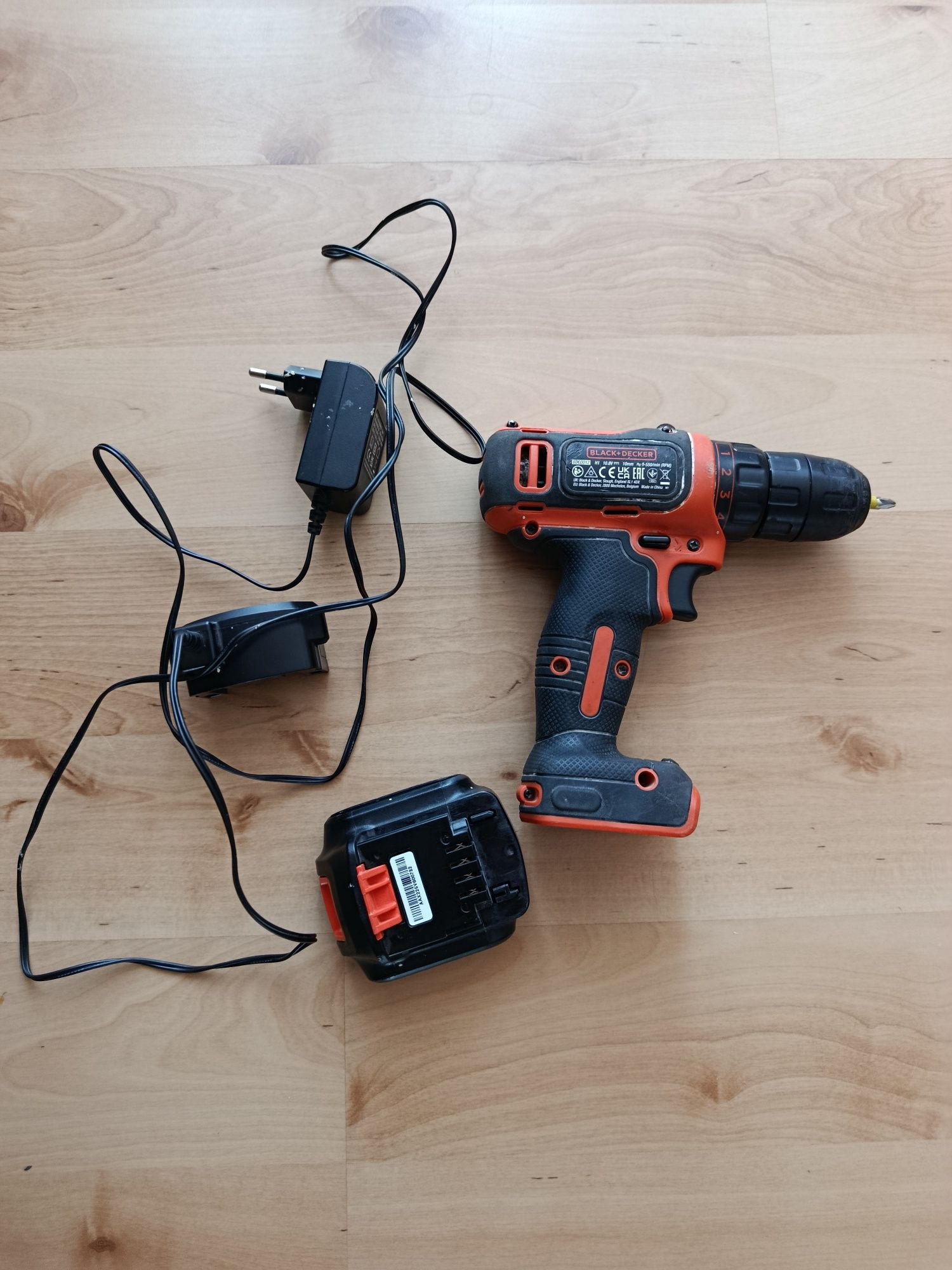 Wiertarka wkrętarka wiertarkowkrętarka Black decker 10.8V ładowark aku