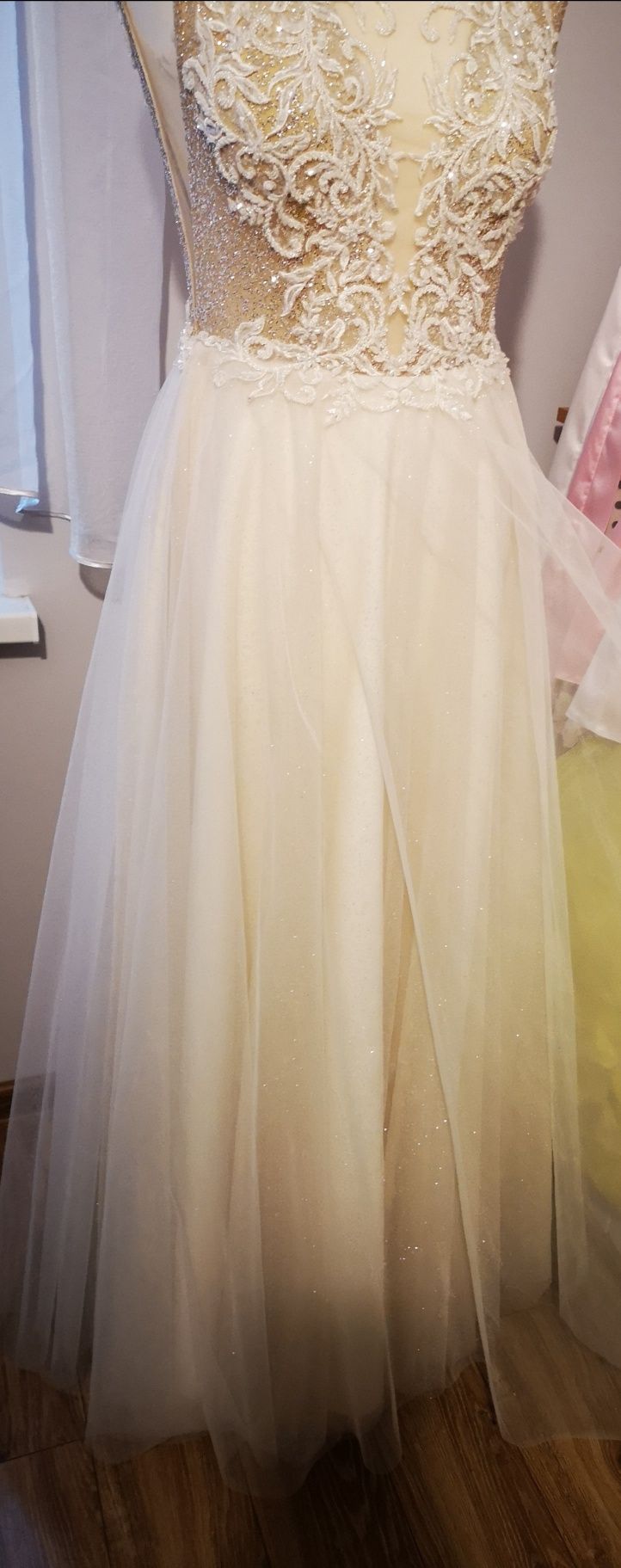 Suknia ślubna w kolorze ecru